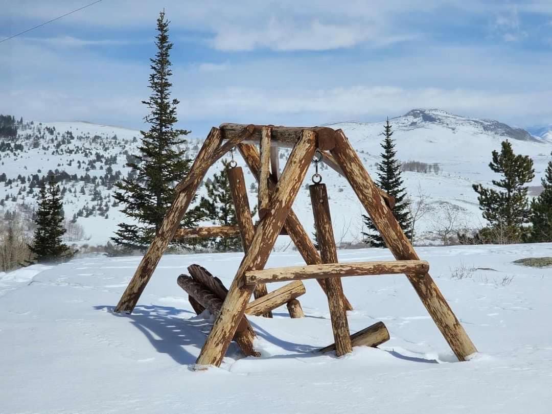 Red-Tail Roundhouse At 22 West Cabins And Recreation Hebron Luaran gambar