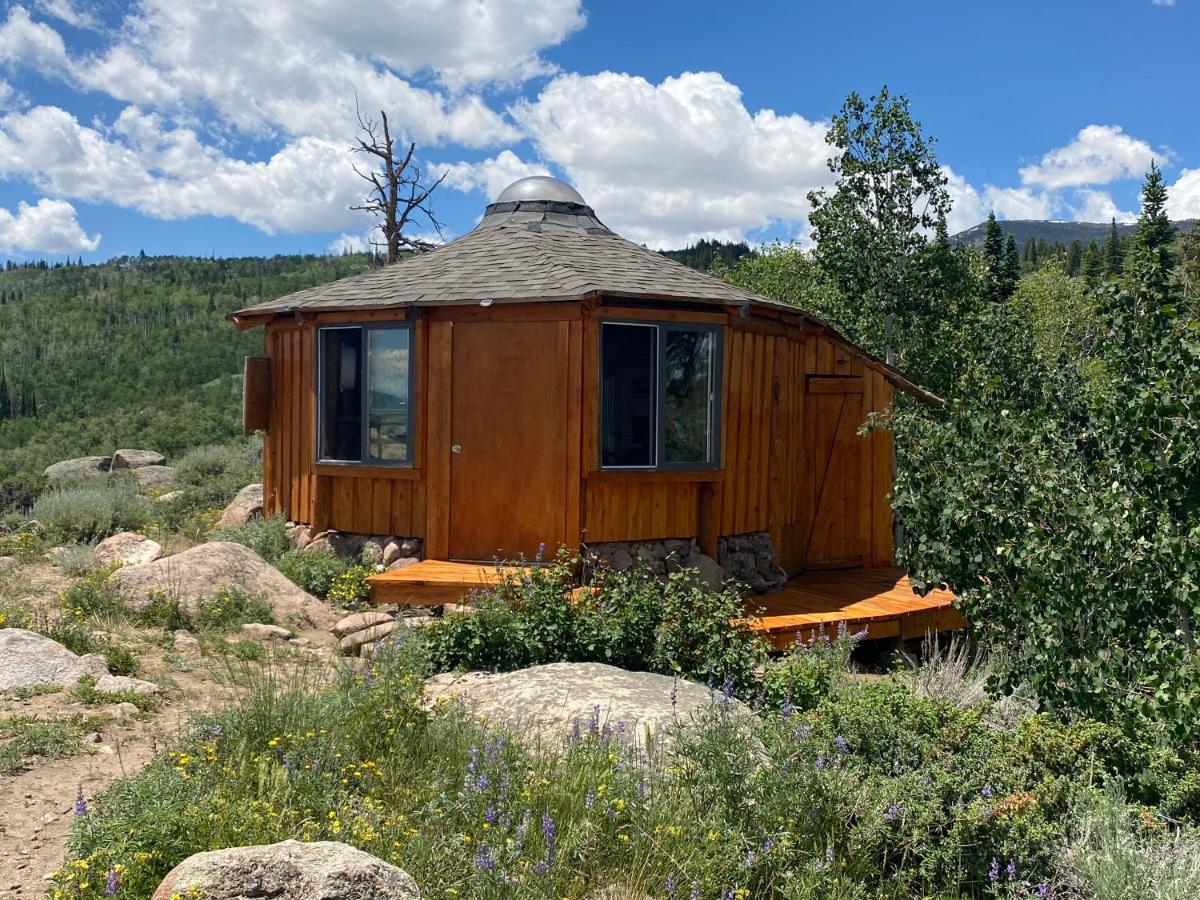 Red-Tail Roundhouse At 22 West Cabins And Recreation Hebron Luaran gambar