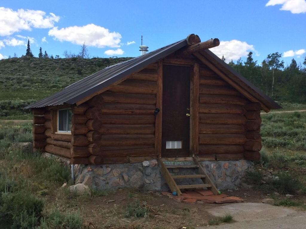 Red-Tail Roundhouse At 22 West Cabins And Recreation Hebron Luaran gambar