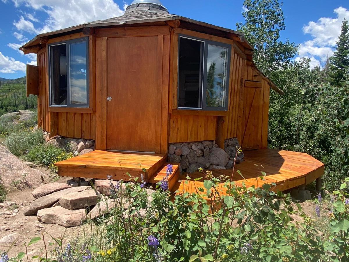 Red-Tail Roundhouse At 22 West Cabins And Recreation Hebron Luaran gambar