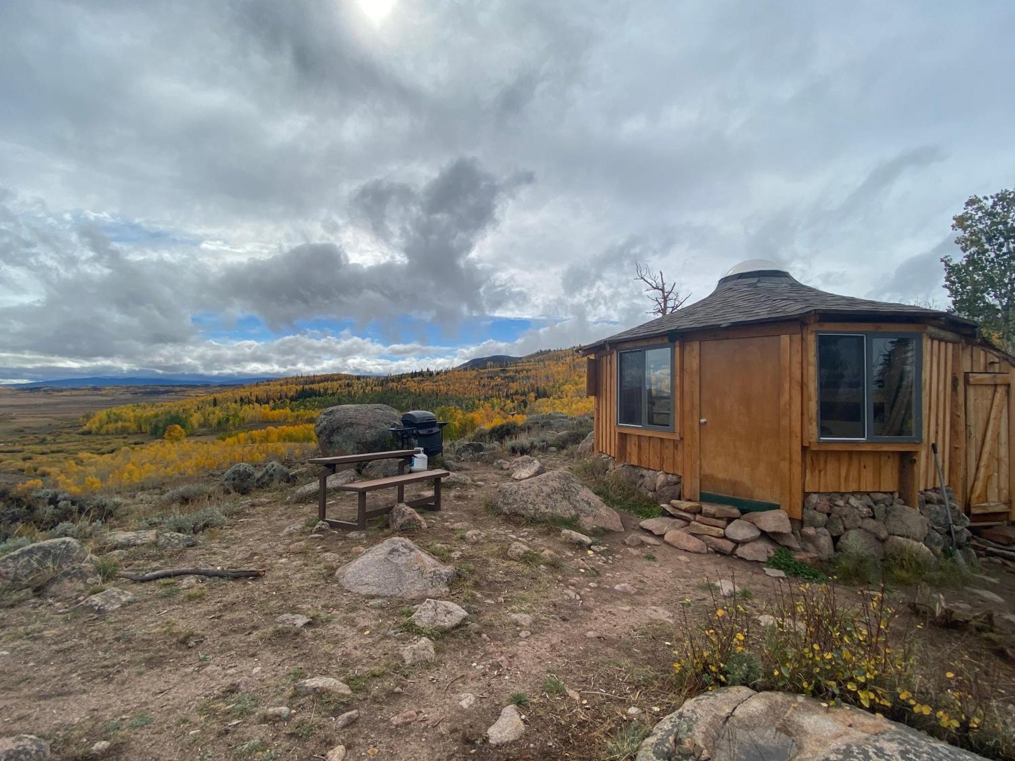 Red-Tail Roundhouse At 22 West Cabins And Recreation Hebron Luaran gambar